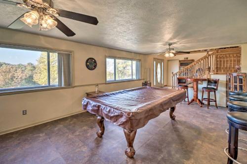 Large Home with Games Walk to Bull Shoal Lake! in Bull Shoals, USA