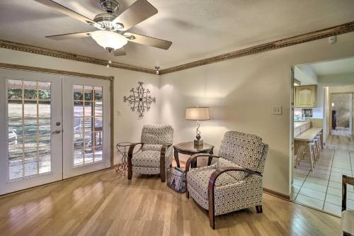 Large Home with Games Walk to Bull Shoal Lake! in Bull Shoals, USA