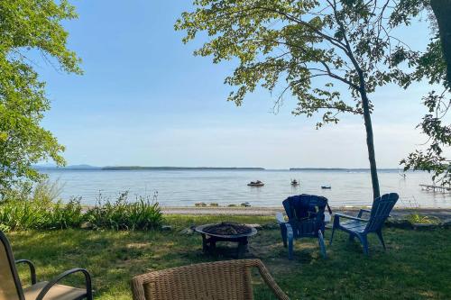 Cozy Lake Champlain Cottage with Private Beach! in North Hero, USA