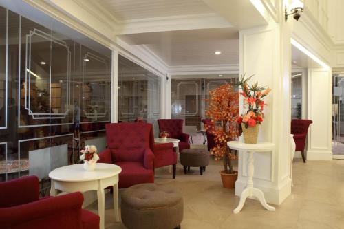 Bar/lounge, Khaosan Palace Hotel (SHA Plus+) near Thammasat University (Tha Phra Chan Campus)