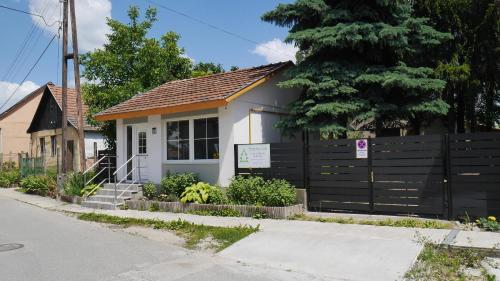 Viesnīcas āriene, Fenyves-lak in Szalkszentmárton