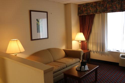 Imperial Swan Hotel and Suites Lakeland near Lakeland Linder International Airport