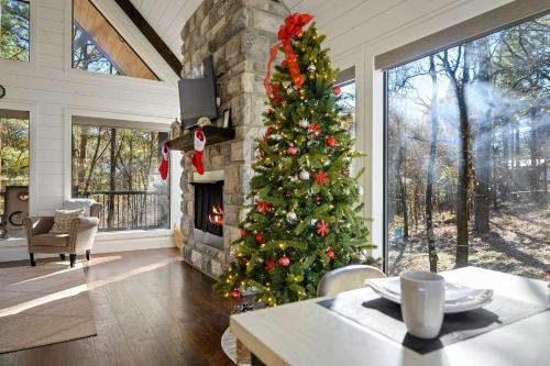 Modern Cabin with Hot Tub 1 Mi from Hochatown! in Broken Bow, USA
