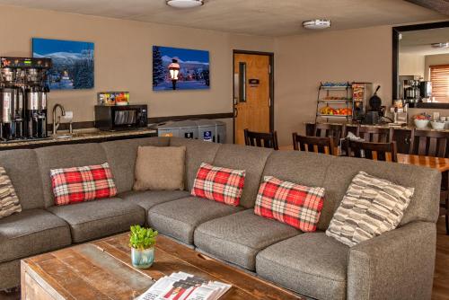 Shared lounge/TV area, Breck Inn in Baldy Mountain