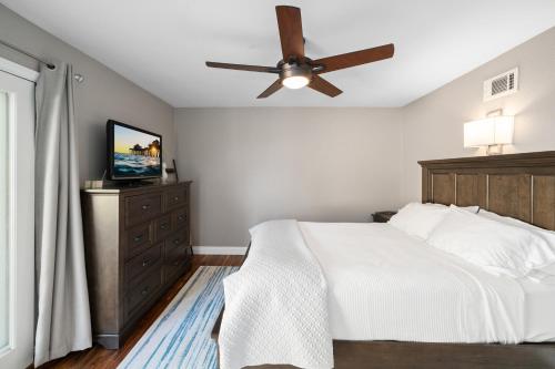 Single story remodeled home w AC great backyard quit location near beach w bikes in Huntington Beach, USA