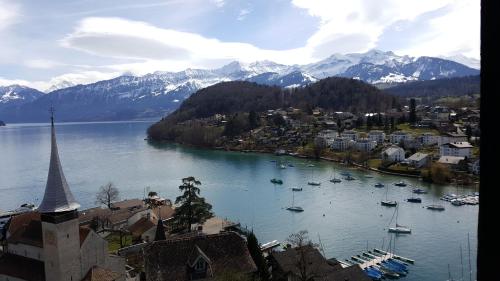 WHITE HOME IN AESCHI BEI SPIEZ in 埃希