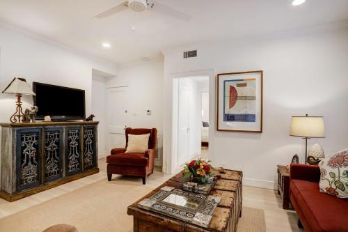 Luxe First Floor Living in 1930s East Montrose Four-Plex -Enjoy Buffalo Bayou Park, Menil, Museums, 