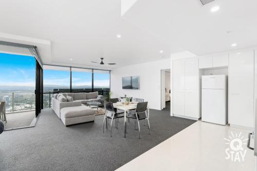 Circle on Cavill 1 Bedroom + Study, High Floor, Hinterland - QSTAY