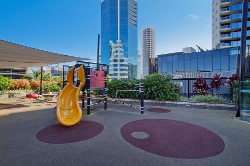 Circle on Cavill Modern 1 Bedroom + Study, Ocean View — Q Stay
