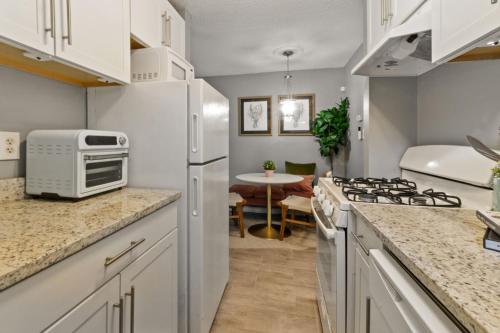 Cozy Condo in City: Just Steps to the Metro!