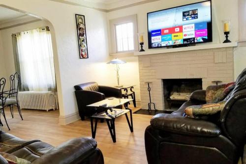 2 BR Apt near Great Lakes Naval Base and 6 Flags in Waukegan, USA