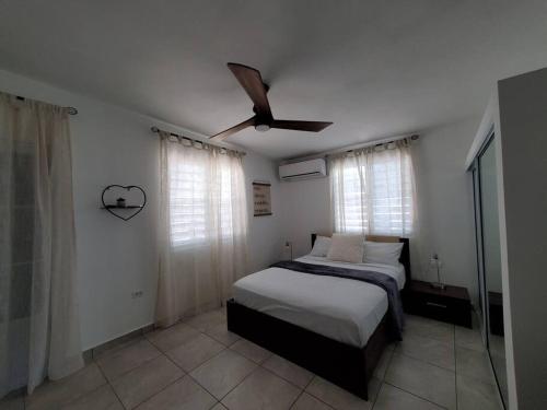 Aguadilla Sunset Apt AC WiFi 8 minute walk to Crashboat Beach in Aguadilla