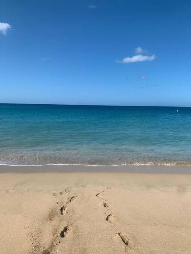 Aguadilla Sunset Apt AC WiFi 8 minute walk to Crashboat Beach in Aguadilla