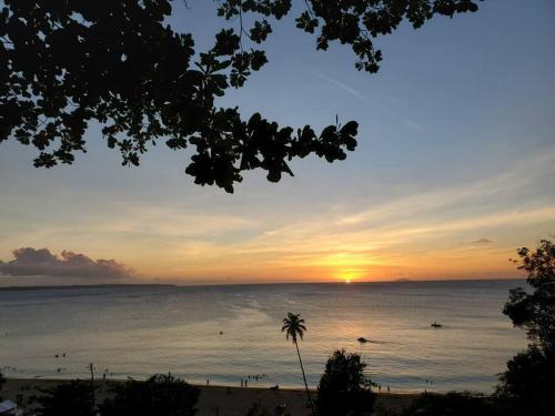 Aguadilla Sunset Apt AC WiFi 8 minute walk to Crashboat Beach in Aguadilla