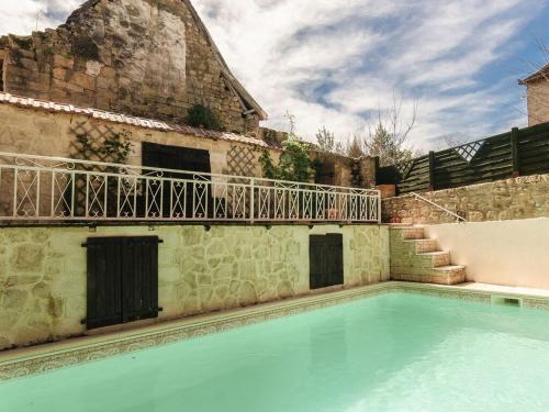 Elegant Holiday Home in Coubjours with heated pool and sauna gîte à louer Ségur-le-Château