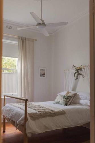 Holly Day's - 1910 cottage-250m to beach