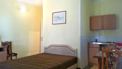 1 queen bed, 1 twin bed