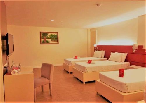 Reddoorz Plus @ Hotel Metro Room Type - Quadruple Room