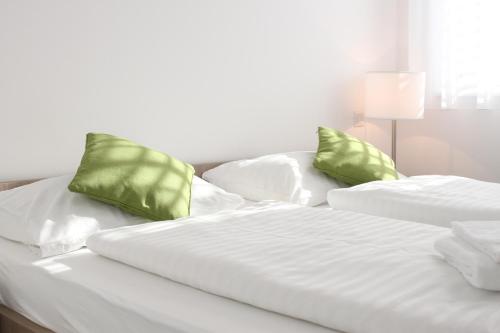 2 twin beds