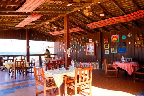 餐廳, 哈比巴海灘旅舍 (Habiba Beach Lodge) in 紐維巴水濱