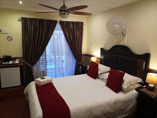 1 double bed, 1 twin bed