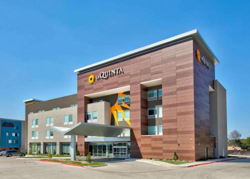 La Quinta Inn & Suites by Wyndham Dallas/Fairpark