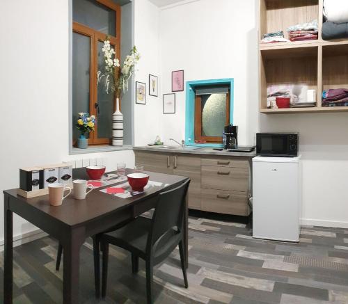 virtuve, Corporate Team Accommodation Sleeps 12 Shower4 in Saint-Martin-sur-Ecaillon