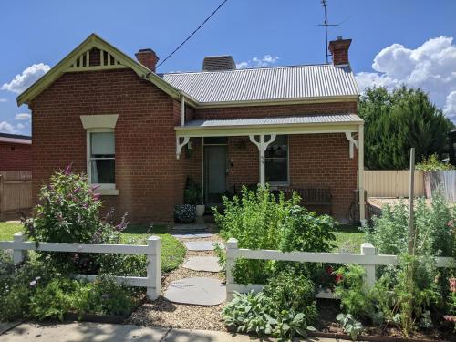 Cute cottage walking distance to CBD