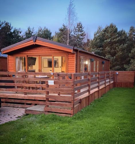 Hazel Oaks, Beautiful Lodge with Hot Tub - Sleeps 6 - Felmoor Park - Accommodation - Morpeth