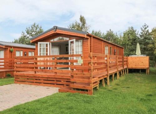 Angie's Haven, Superb 2 Bedroom Lodge with Hot Tub - Sleeps 6 - Felmoor Park - Accommodation - Morpeth