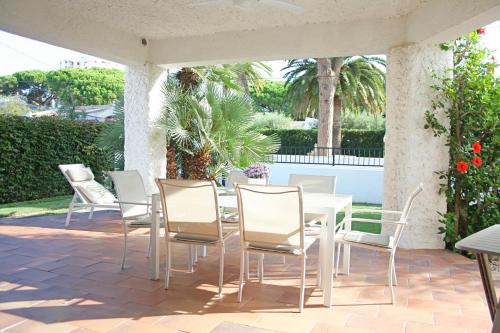 Splendid seafront villa