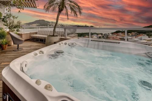 Spa, Triplex com jacuzzi na melhor vista de Floripa! in João Paulo