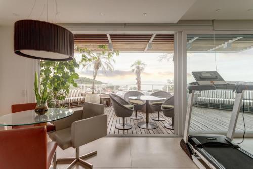 Shared lounge/TV area, Triplex com jacuzzi na melhor vista de Floripa! in João Paulo