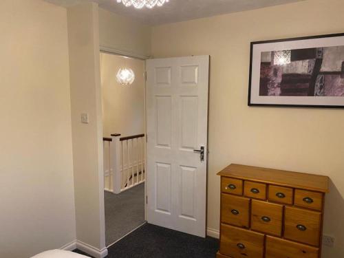 Exclusive Homely Cambridge 4 bed house with free parking, big garden and sleeps 10