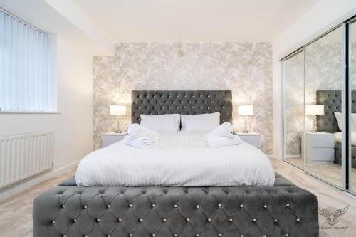 WILLIAM HOMES - COOMBE ABBEY, Free Parking, King BED, NETFLIX & Pool Table