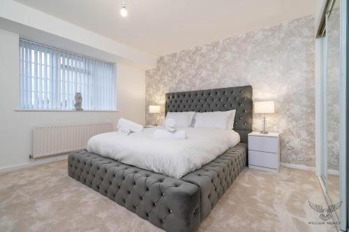 WILLIAM HOMES - COOMBE ABBEY, Free Parking, King BED, NETFLIX & Pool Table