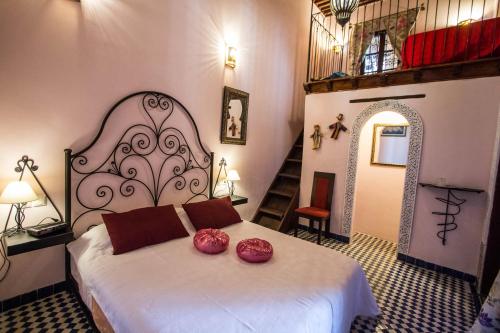 Riad Letchina Set in a prime location of Fes, Riad Letchina puts everything the city has to offer just outside your doorstep. Both business travelers and tourists can enjoy the hotels facilities and services. Lugg