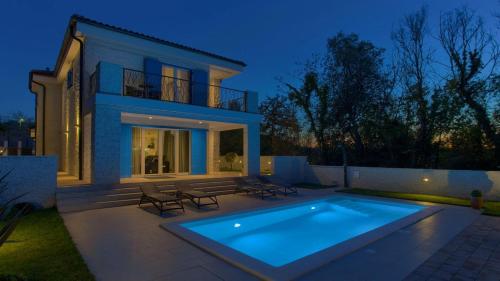 Luxury Villa Valentina with SPA zone and outdoor pool, near the sea – khách sạn tại Gabonjin