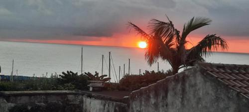 Sunrise House- 4 bedroom house with amazing sunrise over the sea 10 guests, Vila Franca do Campo