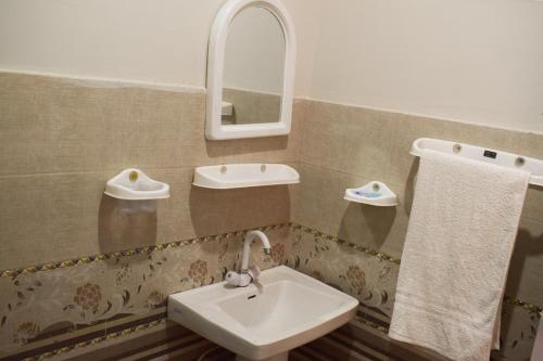 The Value Hotel Near Agha Khan-Millennium Mall- Karachi Airport
