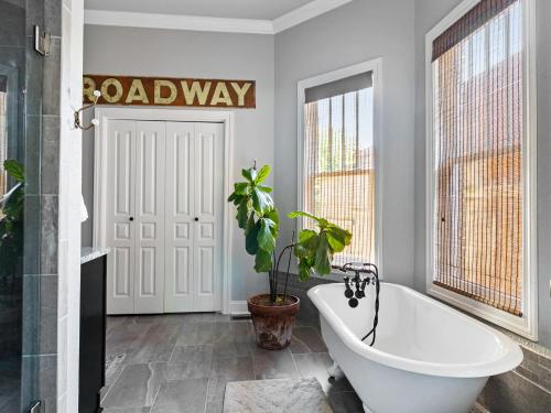 School St Sweetheart-Walk Downtown-Dining-Historic - image 7