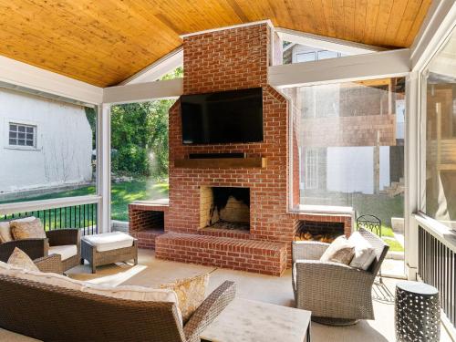 School St Sweetheart-Walk Downtown-Dining-Historic - image 5