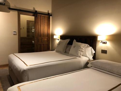 1 queen bed, 1 twin bed