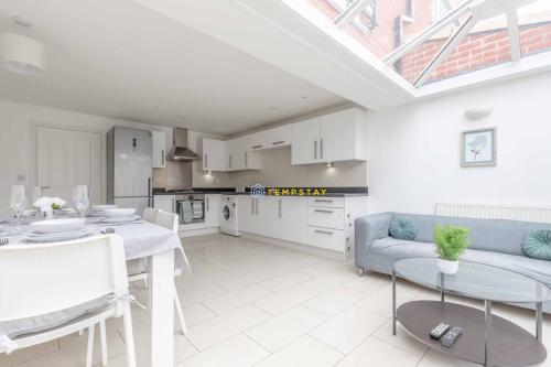 MODERN HOME NEAR SLOUGH, HEATHROW, PINEWOOD & PARKING gîte à louer George Green