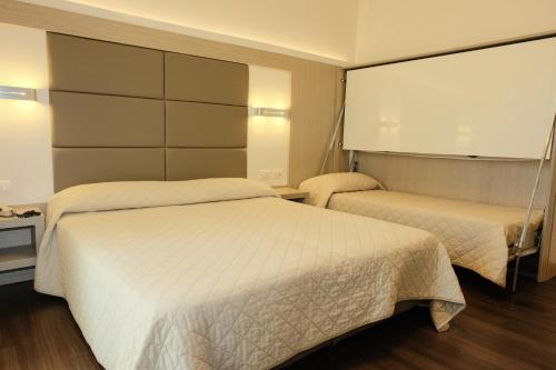 Comfort Triple Room with Side Sea View