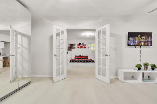 Fantastic House 5min to Brickell w/ Pool & Tub