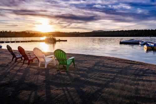 Charming Lakefront Cabin w/ Deck & Fire Pit! in Blanšārda (ID)