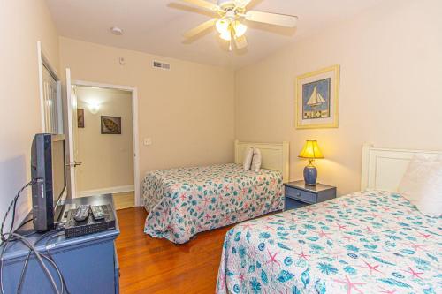 Ocean Breeze Luxury Villas 2C Across The Street From The Ocean! Sleeps 20 guests