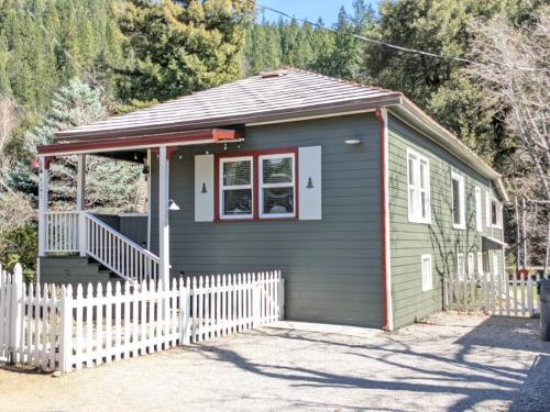 River Oak Retreat - Upper Sacramento Riverfront! - Chalet - Dunsmuir