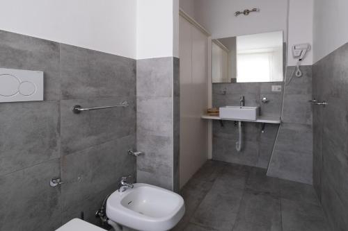 Ada Suites - image 11